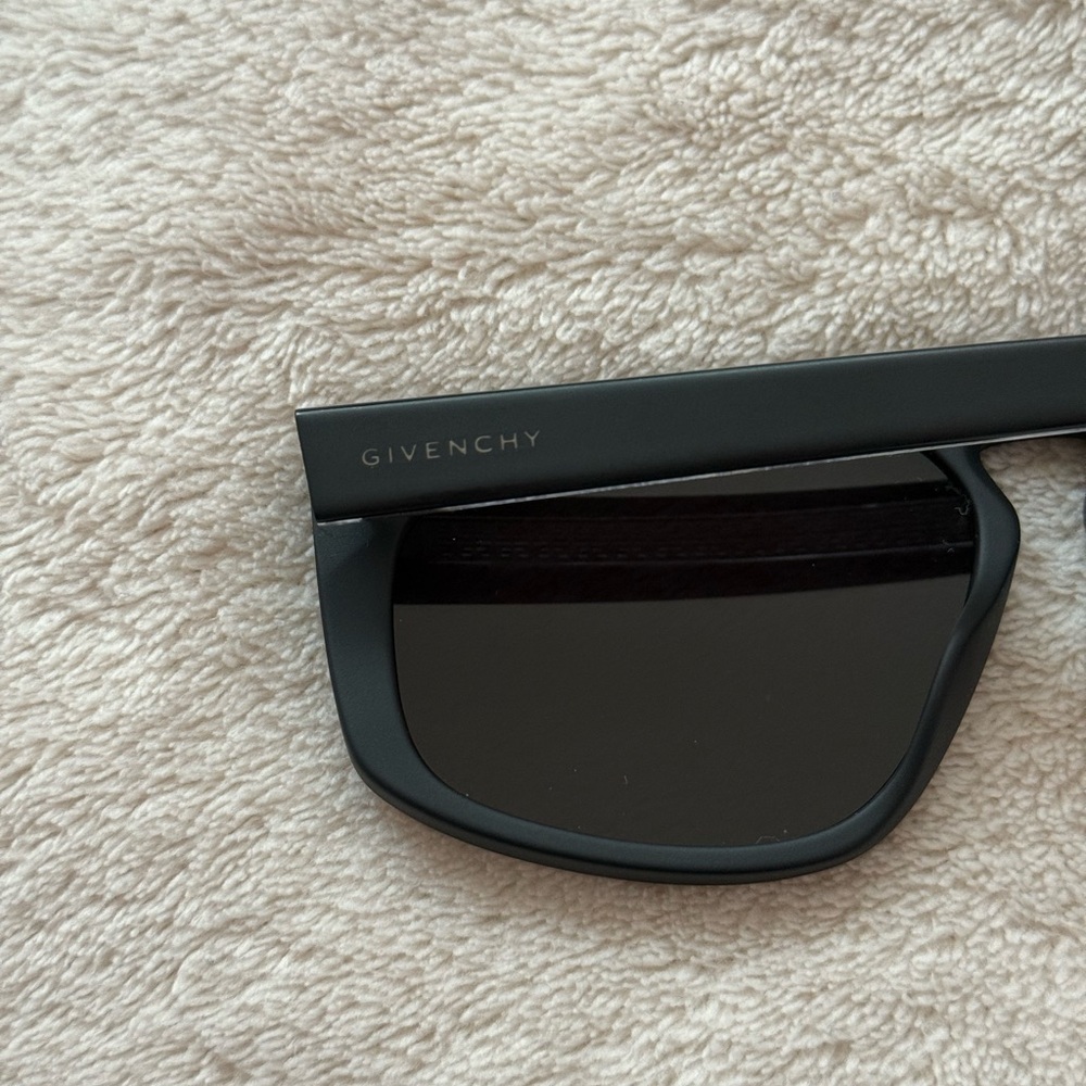 Givenchy Matte Black Sunglasses GV 7125/S - Picture 9 of 9